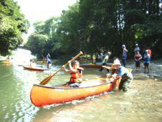 川に浮かぶカヌーと子供たち